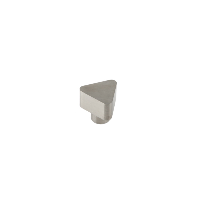 Pomo moderno, con base de forma cilíndrica y cabeza triangular.